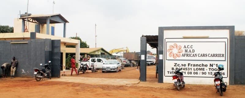 Engins lourds alignés au parc ACC MAD, zone portuaire de Lomé